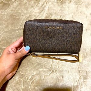Used- Michael Kors logo continental wristlet